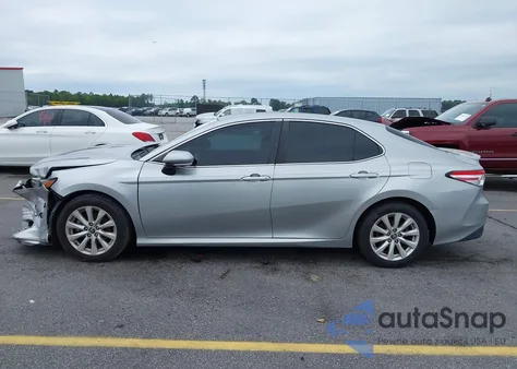 2018 Toyota Camry Le z USA, uszkodzony, nr VIN 4T1B11HK7JU058646